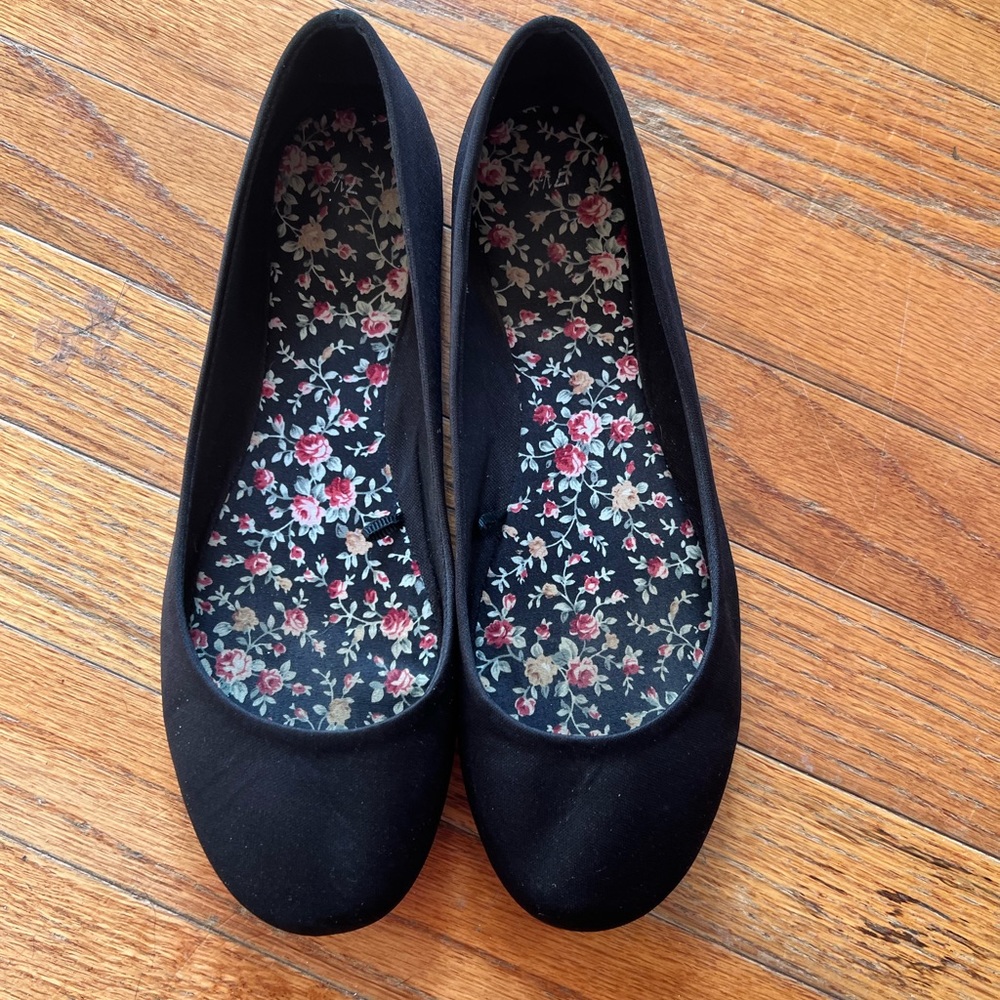 Womens black flats. Size 7.5.  Great condition